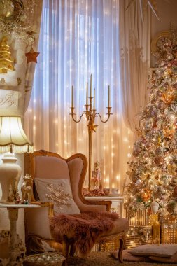 Güzel, durgun bir hayat ya da Noel ruhunun çizimleri ve pek çok detayla dolu arka planda zengin bir bokeh ile sıcak ve nazik bir ışık..