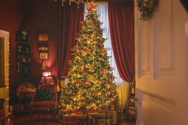 Güzel, durgun bir hayat ya da Noel ruhunun çizimleri ve pek çok detayla dolu arka planda zengin bir bokeh ile sıcak ve nazik bir ışık..