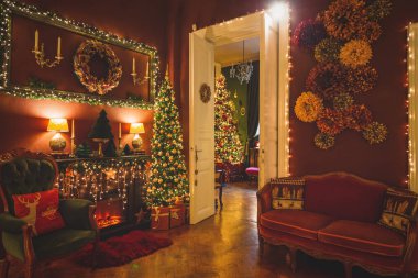 Güzel, durgun bir hayat ya da Noel ruhunun çizimleri ve pek çok detayla dolu arka planda zengin bir bokeh ile sıcak ve nazik bir ışık..