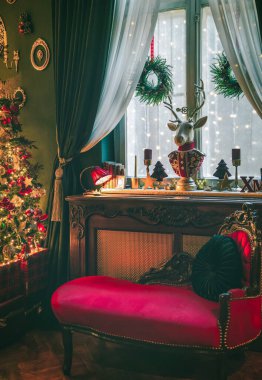 Güzel, durgun bir hayat ya da Noel ruhunun çizimleri ve pek çok detayla dolu arka planda zengin bir bokeh ile sıcak ve nazik bir ışık..