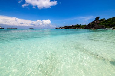 Similan Adası, Phang-nga Tayland 'da beyaz bulutlu ve mavi gökyüzü olan açık deniz yaz konseptiyle seyahat eder.