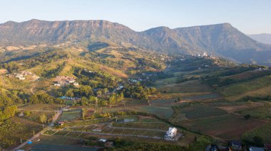 Khao Kho bölgesinin hava manzarası, sabahları güzel bir dağ; Tayland 'ın kuzeyinde Phetchabun Eyaleti.