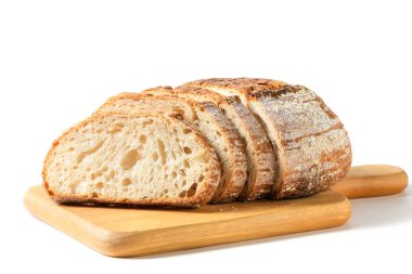 Dilimlenmiş Ekşi Ekmek beyaz arka planda izole edilmiş, ev yapımı fırın konsepti