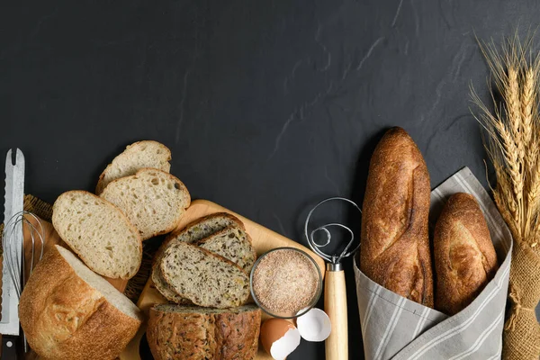 Слайд Мульти Зерна Закваски Хлеба Нарезанный Багет Цельной Пшеничной Мукой — стоковое фото