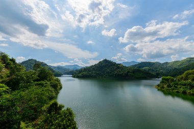 Bang Lang Barajı 'nın manzarası Tayland' ın güneyine gidiyor. YALA Bölgesi
