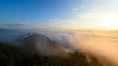 Güzel sis denizi ve gün doğumu manzarası Aiyoeweng View Point, Yala Eyaleti, Tayland