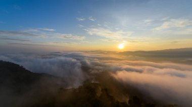 Güzel sis denizi ve gün doğumu manzarası Aiyoeweng View Point, Yala Eyaleti, Tayland