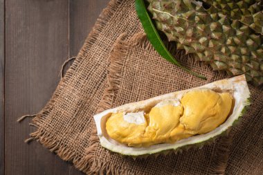 Üst Manzara Chani Kai Durian veya Durio zibthinus murray ahşap tabakta, Chani Kai Durian yumuşak bir dokuya sahiptir, tatlı ve çok güçlü bir kokuya sahiptir, Tayland meyvelerinin KIng 'i