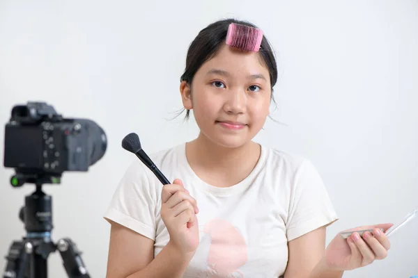 Schattig Aziatische Meisje Blogger Het Tonen Van Hoe Make Gebruik — Stockfoto