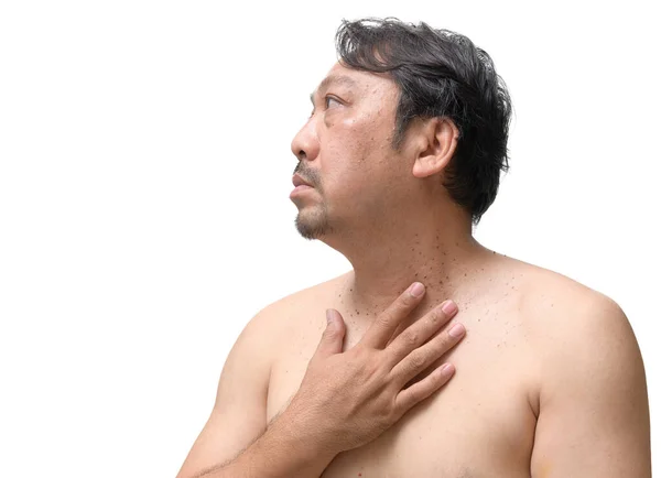 亚洲的中年男子指着脖子上的皮肤标签或阳离子 这些标签或阳离子被白色背景隔离 保健概念 — 图库照片
