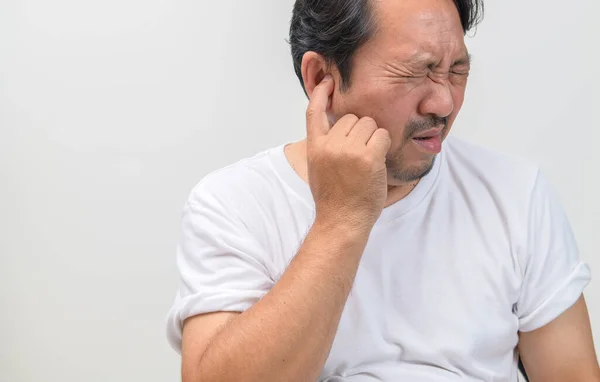 Der Bärtige Mann Hat Ein Juckendes Ohr Oder Schmerzen Ohr — Stockfoto