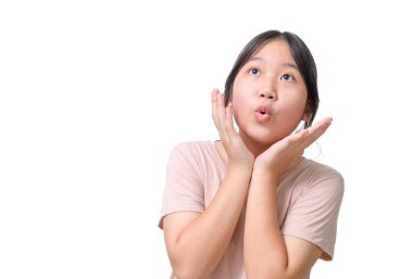 Şirin kız sürprizi el ele tutuşur. Ürününüzü sunuyorum. Beyaz arka planda izole edilmiş. Etkileyici yüz ifadeleri.