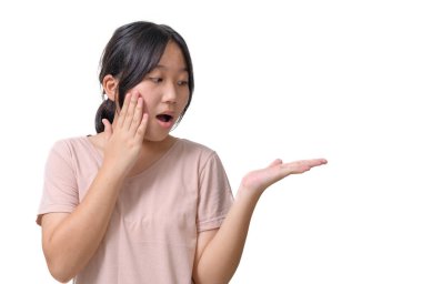 Heyecanlı genç kız, beyaz arka planda izole edilmiş parmak ürünü indirimi öneriyor.