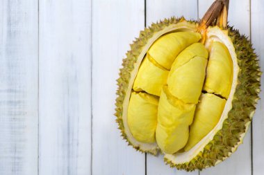 Durian meyvesinin en üst görüntüsü. Beyaz ahşap arka planda olgun monthong durian, Tayland 'ın yaz mevsiminde meyve kralı