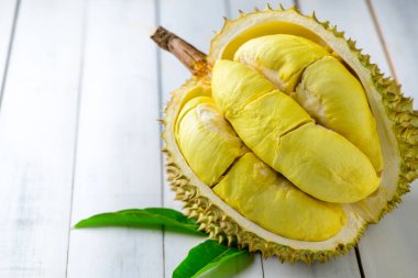 Durian meyvesi. Beyaz ahşap arka planda olgun monthong durian, Tayland 'ın yaz mevsiminde meyve kralı
