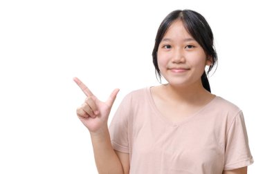 Çekici, kendine güvenen Asyalı bir kızın portresi dikkatleri boş alana çekiyor. Beyaz arka planda izole edilmiş yeni bir reklam..