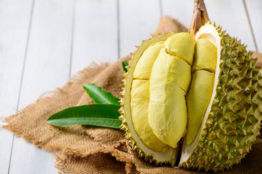Durian meyvesi. Çuvalda olgun monthong durian ve beyaz ahşap arka plan, Tayland 'ın yaz mevsiminde meyve kralı