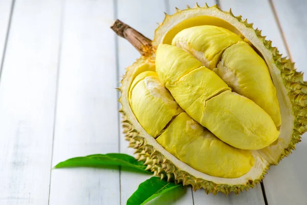 Durian meyvesi. Beyaz ahşap arka planda olgun monthong durian, Tayland 'ın yaz mevsiminde meyve kralı