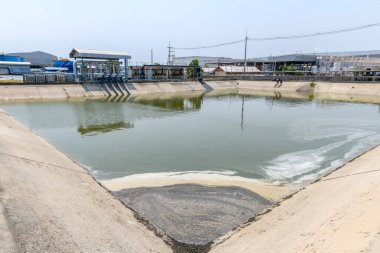 Sanayi tesislerinde atık su işlemek için kullanılmadan önce atık su netleştiricisi. Çevre bilimi ve atık su kavramı