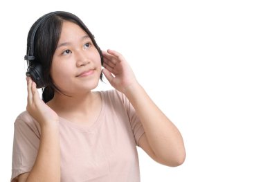 Kulaklık kullanan genç mutlu Asyalı kız internette izole edilmiş beyaz, hobi ya da hobi şarkıları dinliyor. Karantina aktivitesi Asya yaşam tarzı Radyoda müzik dinlemek