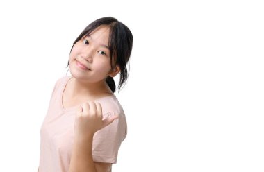 Çekici, kendine güvenen Asyalı bir kızın portresi dikkatleri boş alana çekiyor. Beyaz arka planda izole edilmiş yeni bir reklam..