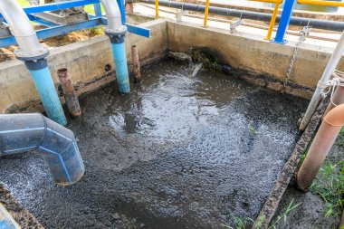 Sanayi tesislerinde atık su birikintisi. Çevre bilimi ve atık su kavramı