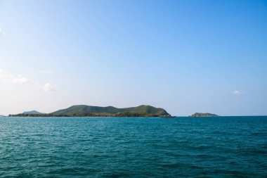 Güzel mavi deniz ve açık gökyüzü Samae San Adası, Sattahip, Chonburi, Tayland