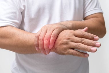 El sanatçısı bileğinin incindiğini ve bileğinin aşırı kullanılması nedeniyle beyaz arka planda izole edilmiş yara bölgesine masaj yaptığını hissetti. Sağlık hizmeti kavramı