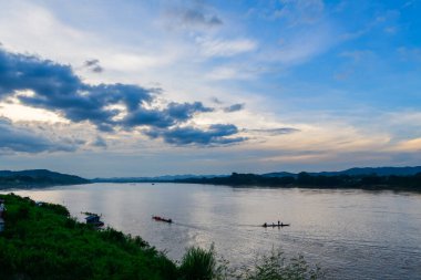 Chiang Khan bölgesindeki Mekong nehrinin manzarası akşamları bulutlu, Loei. Seyahat ve inanılmaz Tayland