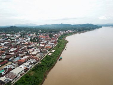 Loei 'nin Chiang Khan bölgesindeki Mekong nehrinin yanındaki klasik ahşap evin hava manzarası. Tayland