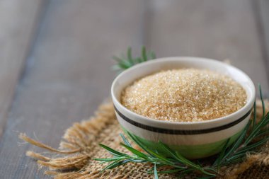 Ahşap zemin üzerinde esmer şeker, esmer şeker tatlara tat katar ve pişmiş yiyecekler