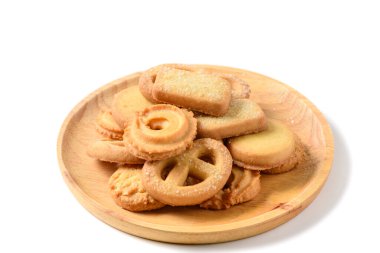 Danimarka usulü kurabiye makrosu seti. Beş tam kraker, yuvarlak ve dikdörtgen, beyaz arka planda şekerli bisküvi. Danimarka pastası ve tatlı yemek konsepti.