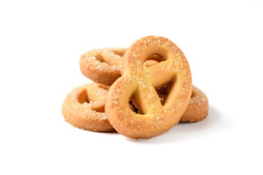 Danimarka tereyağlı kurabiye makrosu. Beyaz arka planda izole edilmiş şekerli kraker bisküvileri. Danimarka pastası ve tatlı yiyecek konsepti. Üst görünüm.