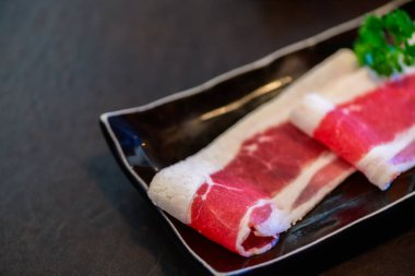 Siyah arka planda Yakiniku için dilimlenmiş wagyu mermeri eti, Japon eti konsepti.