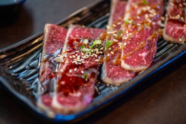 Tabakta soslu Cross Cut Short Ribs bifteği, tabakta Beef Short Ribs, kaliteli Japon eti konsepti. yumuşak odak