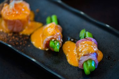 Wagyu ve kuşkonmaz siyah yemek, Japon eti konsepti.