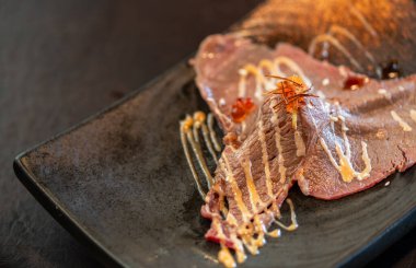 Japon et konseptine konmuş portakallı ebiko soslu Wagyu bifteği.