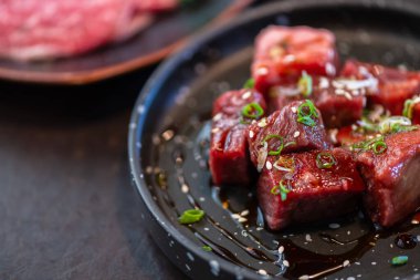 Tabakta doğranmış Wagyu bifteği. Birinci sınıf Japon eti konsepti