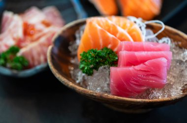 Sashimi ton balığı ve buzlu somon, Japon yemekleri konsepti.