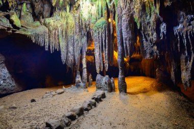 Tham Lay Khao Kob Mağarası, Trang, Tayland 'da Stalactite ve Stalagmite' nin güzelleri. Görünmeyen Tayland