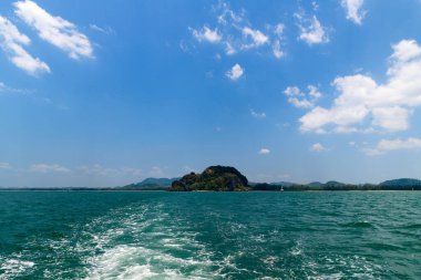 Ayı Na Hill 'in deniz ve mavi gökyüzüyle Şapka Chao Mai Milli Parkı' ndaki manzarası. Tayland 'ın güneyinde Trang