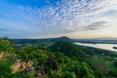 Gün batımında Phu Sub Lek Reservoir, Lopburi, Tayland 'da dağ ve göl manzarası. Görülmemiş Tayland 'da son derece popüler olan yeni bir eğlence.
