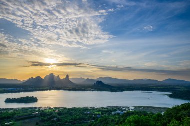 Gün batımında Phu Sub Lek Reservoir, Lopburi, Tayland 'da dağ ve göl manzarası. Görülmemiş Tayland 'da son derece popüler olan yeni bir eğlence.
