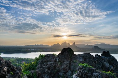 Gün batımında Phu Sub Lek Reservoir, Lopburi, Tayland 'da dağ ve göl manzarası. Görülmemiş Tayland 'da son derece popüler olan yeni bir eğlence.