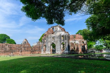 Kral Narai Sarayı 'nın resmi adı Phra Narai Ratchaniwet olan kapısı, Lopburi Tayland' ın eski merkezinde yer alan Ayutthaya Kralı Narai 'nin eski sarayıdır.