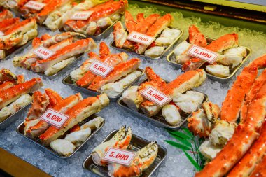 Japon taze marketindeki taraba yengeci ya da kral yengeci.