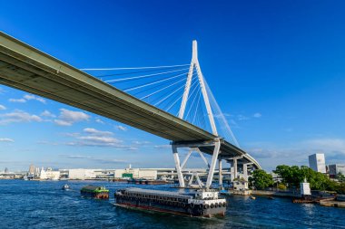 Osaka 'nın simgesi. Kule, kablolar ve Tempozan Köprüsü güvertesi. Japonya 'da arp dizaynlı kablo destekli bir köprü..