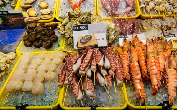 Kuromon pazarındaki karides ve karides karidesleri, Osaka Japonya