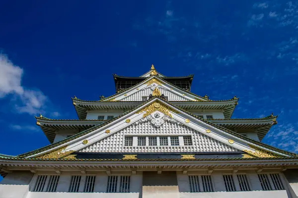 Osaka Şatosu Osaka şehrinde mavi gökyüzü geçmişine sahip, Japonya, Landmark konsepti