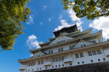 Osaka Şatosu Osaka şehrinde mavi gökyüzü geçmişine sahip, Japonya, Landmark konsepti